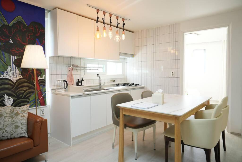New, Private, 3 Rooms, Hongdae, 6 Persons Apartment