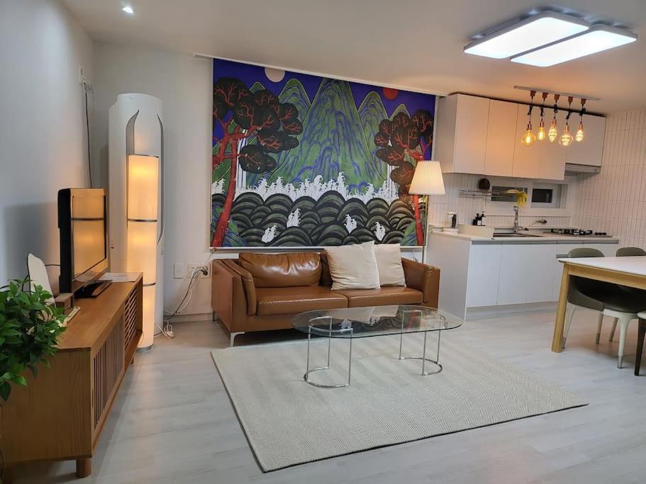 New, Private, 3 Rooms, Hongdae, 6 Persons Apartment *
